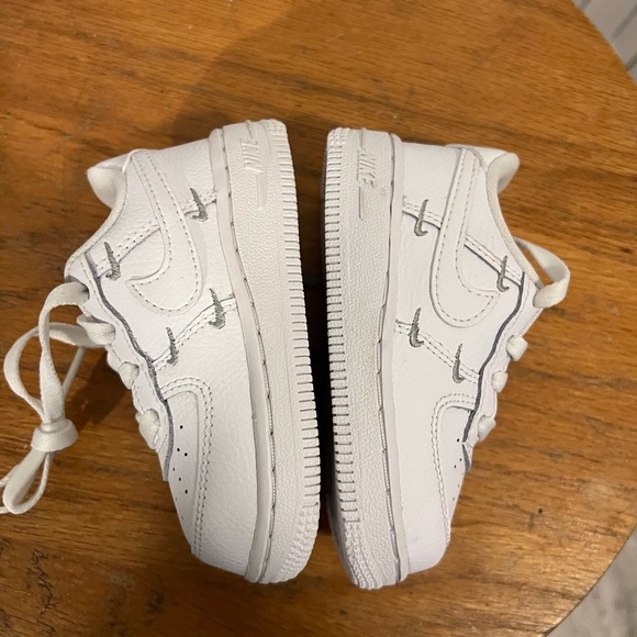 Nike Kids White Sneakers Air Force 1 size 5c - Picture 9 of 11